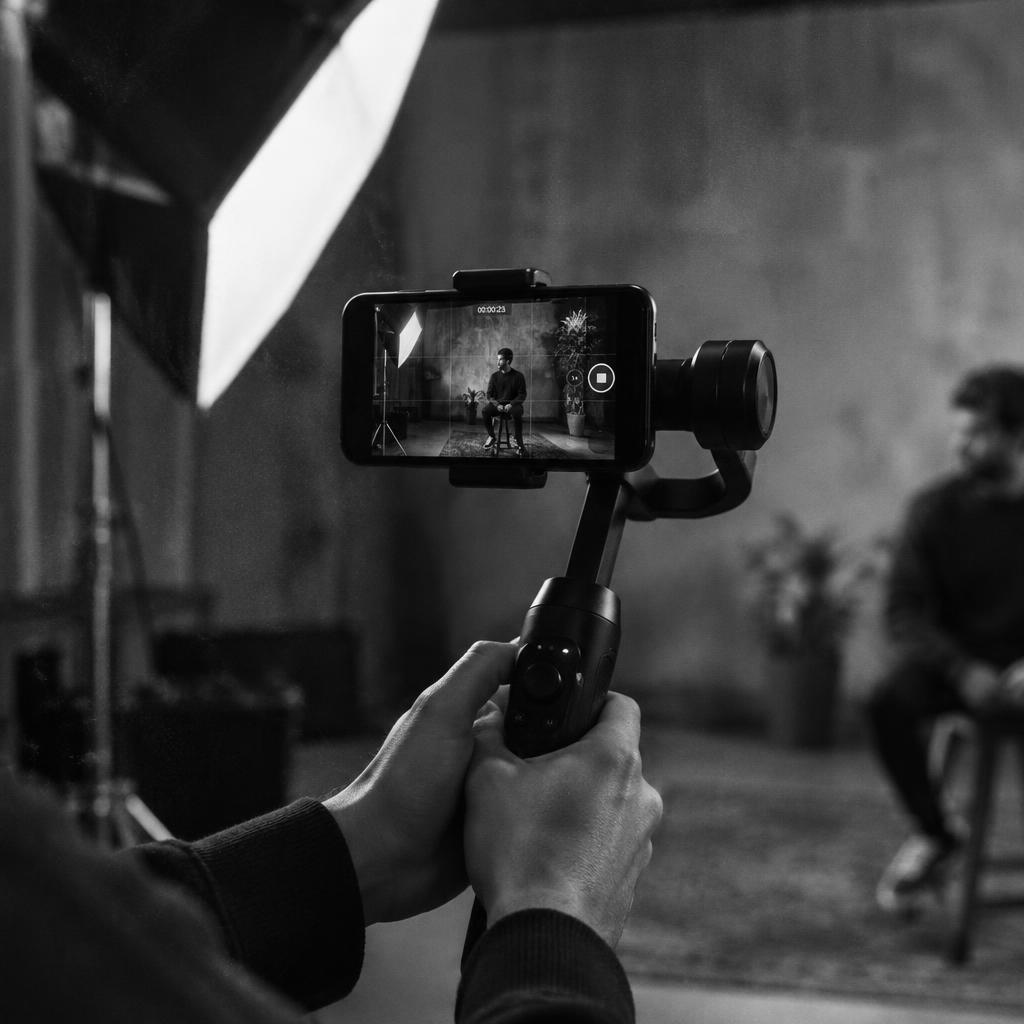 Celular em estabilizador gravando entrevista em estúdio